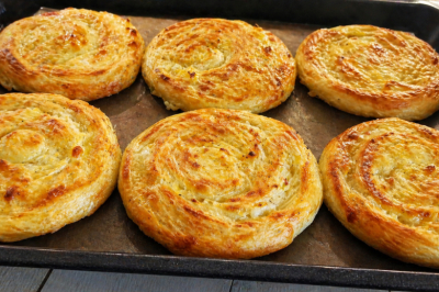 Беру 3 луковицы и пеку лепёшки, от которых не оторваться: улетают наравне с беляшами и чебуреками