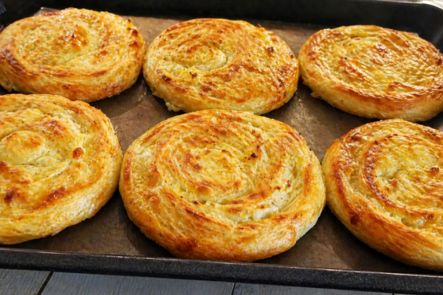 Беру 3 луковицы и пеку лепёшки, от которых не оторваться: улетают наравне с беляшами и чебуреками