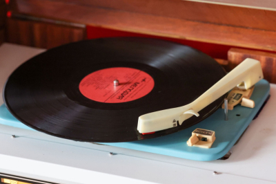 Россиянам рассказали, как компании используют виниловые пластинки