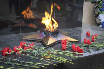 Жители Дзержинска возмутились рекламой маркетплейсов у Вечного огня