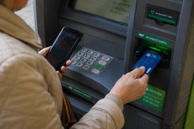 Как безопасно снимать деньги в условиях ажиотажного спроса