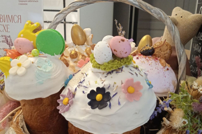 Идеальная текстура и смелые добавки: шеф-повар раскрыл секреты творожной пасхи и модных куличей