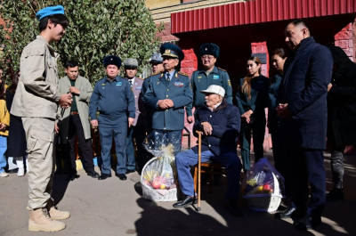 В Астане военнослужащие Вооруженных сил поздравили ветерана войны со 101-ой годовщиной