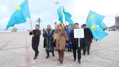 В Актау прошел парад национальной одежды