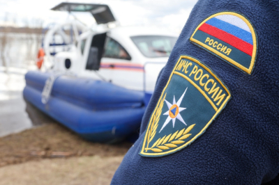 Пешеходный мост обрушился в воду в российском регионе