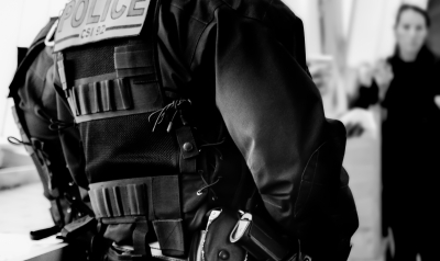 В Париже охранник попытался сделать снимок под юбкой женщины