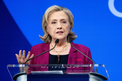 Клинтон назвала шокирующими слова Трампа об Ормузском проливе