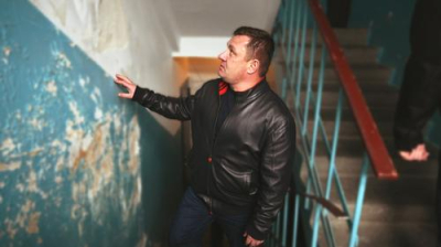 Депутат Госдумы прошелся по подъездам, но не всем дал деньги