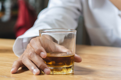 Врач напомнил об опасности сочетания алкоголя с газировкой