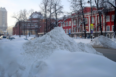 Сугробы у ворот детсада: в Калуге родители боятся, что спецтехника не сможет проехать к &laquo;Семицветику&raquo;