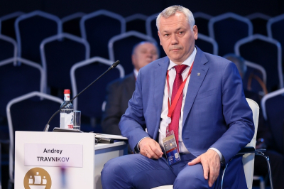 Губернатор Андрей Травников на площадке ПМЭФ подписывает важные для развития региона соглашения